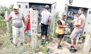 Angajaţii CFR s au  chinuit toată ziua  ca să înlocuiască  componentele furate jpeg