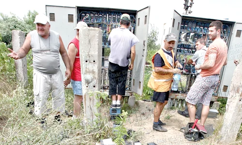 Angajaţii CFR s au  chinuit toată ziua  ca să înlocuiască  componentele furate jpeg