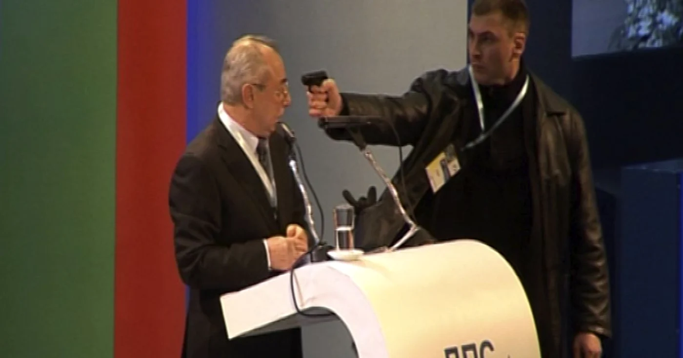 Liderul politic a fost ameninţat cu arma în timp ce îşi rostea discursul FOTO Reuters