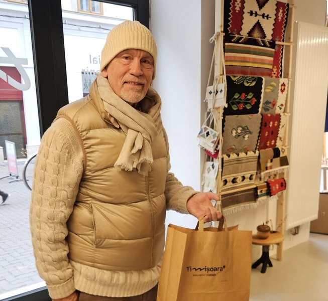 John Malkovich la magazinul de suveniruri din Timișoara cu Dominic Fritz | sursa foto: Adevarul