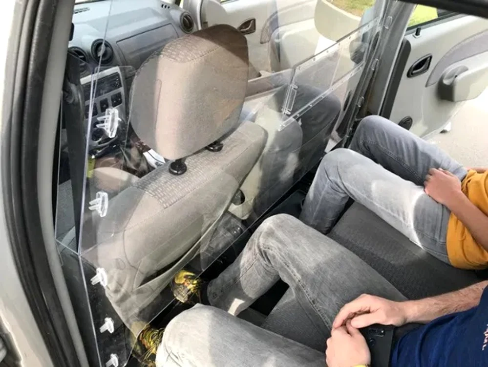 Paravanul din policarbonat este mai scump:399 de lei
