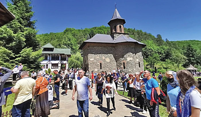 
    Turiştii şi-au lăsat autoturismele pe marginea drumuluiFoto: adevarul.ro  