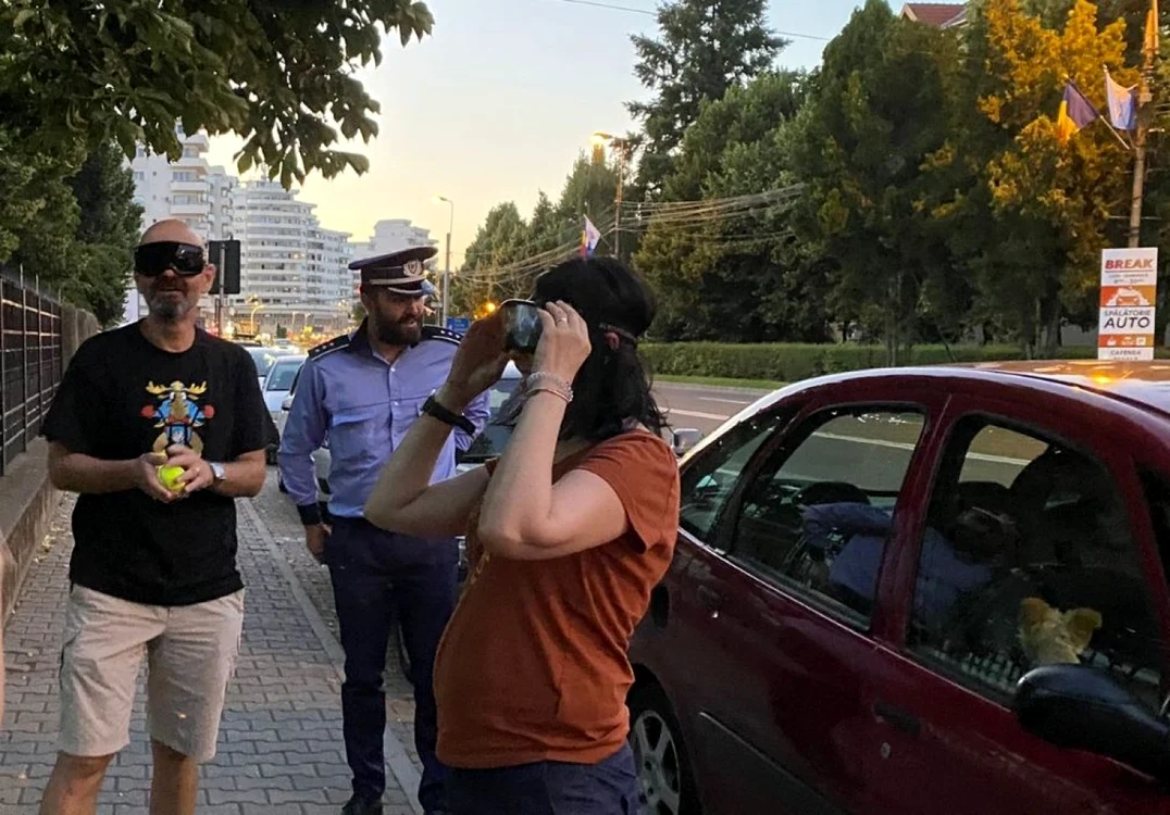 Şoferii au fost de acord să experimenteze ochelarii speciali ai Poliţiei. Foto: IPJ Alba