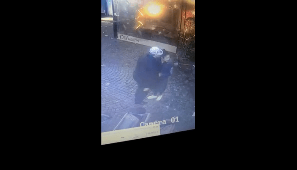 Ele sunt femeile care prădau bărbații prin metoda „îmbrățișarii“, în București. Hoațele au fost prinse de poliție VIDEO