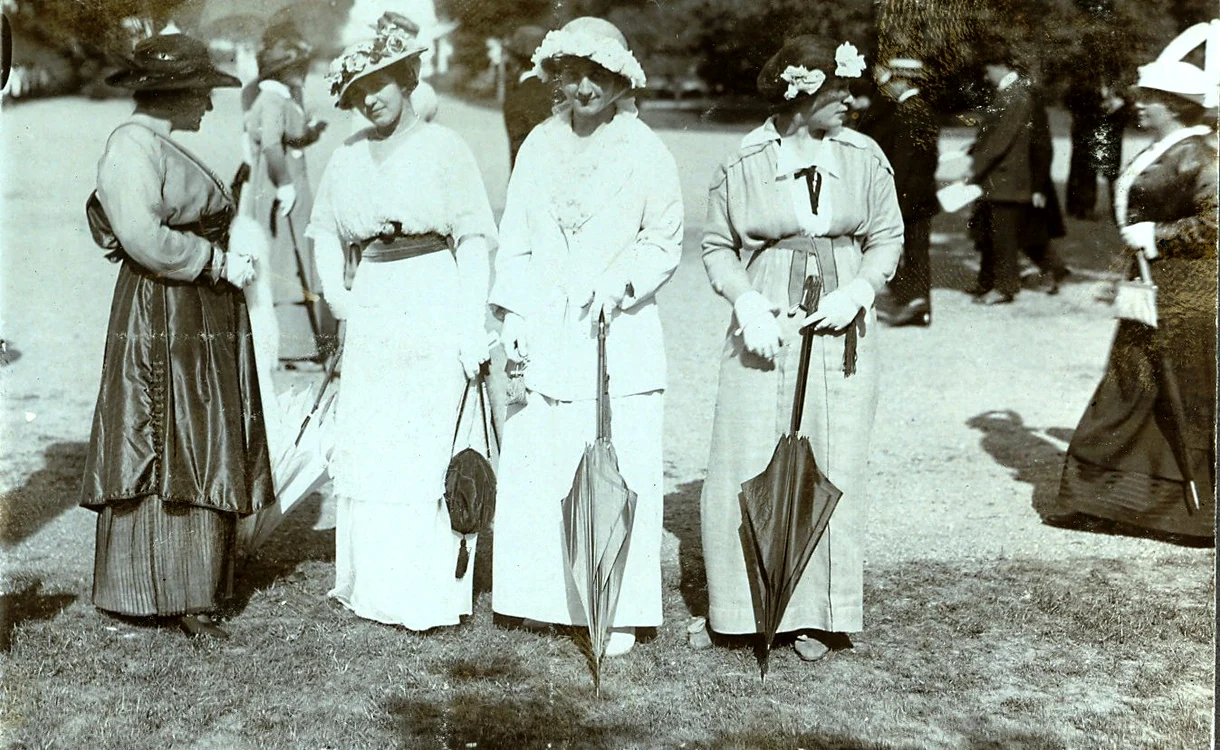 Liniştea de dinaintea furtunii: scene de viaţă cotidiană în capitala României în perioada 1914-1916,  anii neutralităţii. Tinere din protipendada bucureşteană