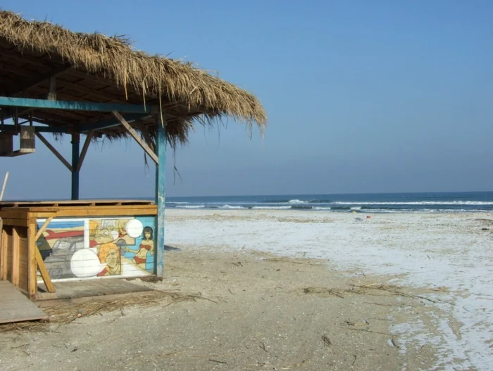 Plaja din nordul staţiunii Mamaia. Terasele cu stuf şi picturi estivale privesc spre mare FOTO Sînziana Ionescu