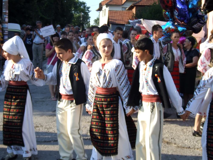 Etnicii români au şansa de a-şi trimite copiii la şcoală pentru a studia limba română