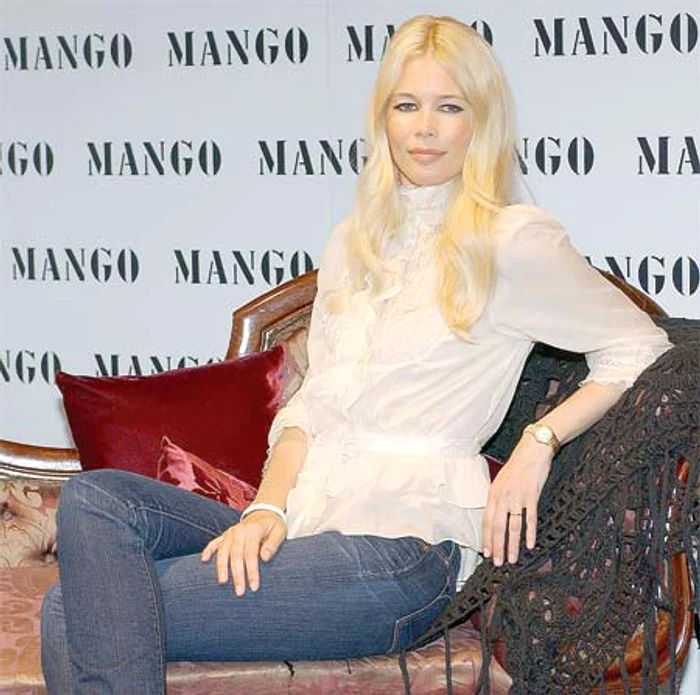 Flăcările au făcut  mari distrugeri la  conacul din Suffolk (Fotografii: Guliver/SplashnewsRex Features)