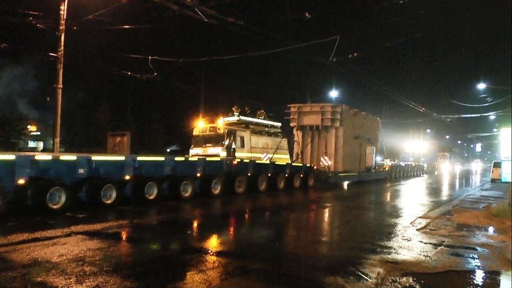 Un convoi agabaritic traversează judeţul Neamţ, fiind transportat un utilaj în greutate de 86 de tone 