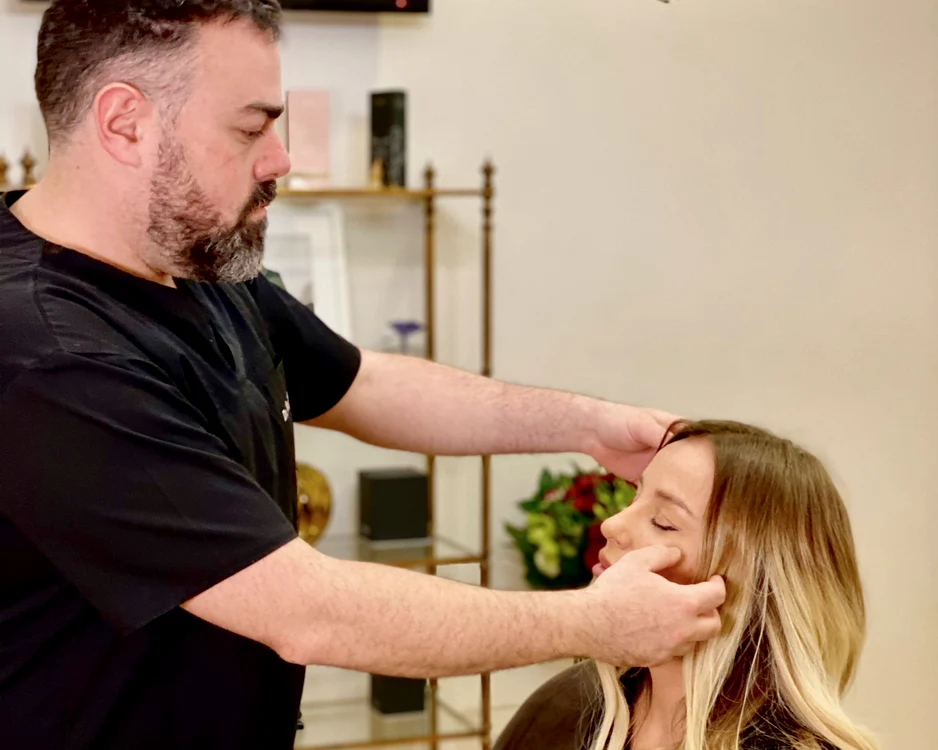 
    Tania Budi, alături de medicul ei estetician, Iancu Moradfoto: arhivă personală  