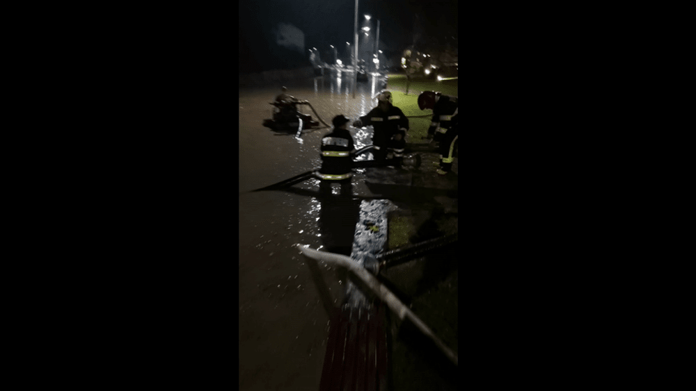 Traficul pe DN7, reluat după 28 de ore de la producerea viiturii pe Valea Oltului, la Căciulata VIDEO