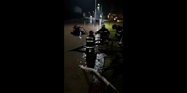 Viitura de pe Valea Oltului pe DN7 în Căciulata și intervenția pompierilor Sursă Colaj ISU Vâlcea mp4 thumbnail png