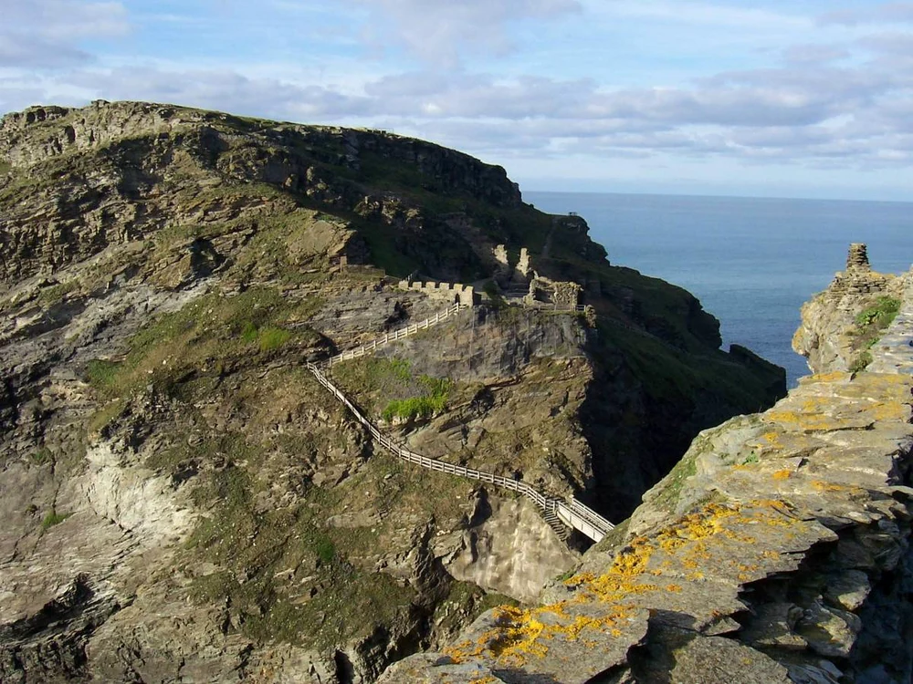 Castelul Tintagel- Acesta a intrat în istoria literaturii, având în vedere faptul că este menţionat ca fiind locul de naştere al Regelui Arthur şi locul unde s-a desfăşurat povestea de dragoste dintre Tristan şi Isolda.