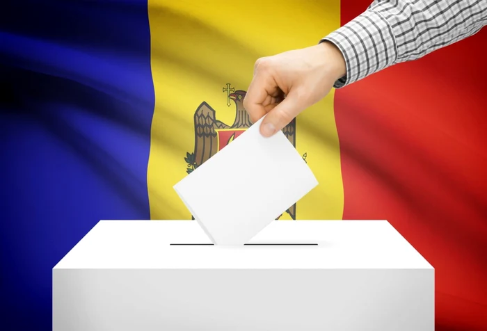 urna de vot cu o mână care introduce un buletin de vot pe fundal cu steagul Republicii Moldova