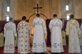 preoti ortodocsi se inchina in catedrala episcopala Invierea Domnului foto bihoreanul JPG