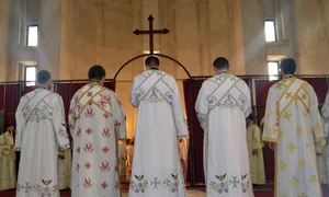 preoti ortodocsi se inchina in catedrala episcopala Invierea Domnului foto bihoreanul JPG