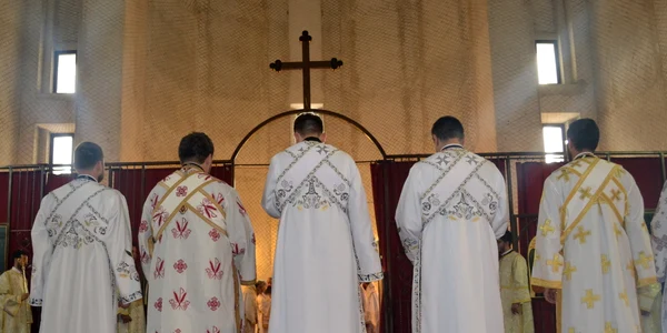 preoti ortodocsi se inchina in catedrala episcopala Invierea Domnului foto bihoreanul JPG