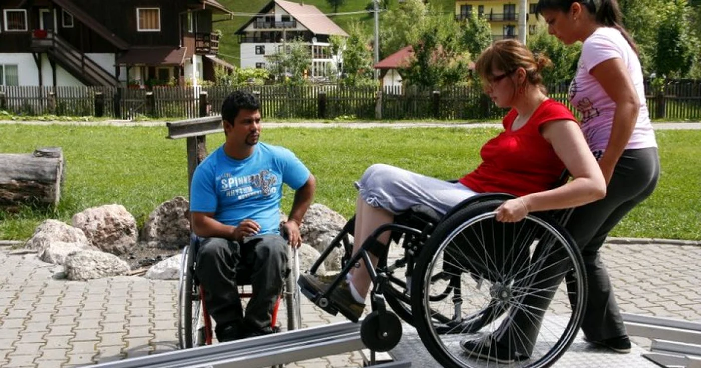 Persoanele cu handicap, care au studiile finalizate, se pot reintegra mai uşor în societate (foto: arhiva personală E. Garnier)
