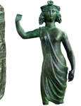 Plăcuţă de plumb cu reprezentarea Cavalerilor Danubieni descoperită în Transilvania (stânga), respectiv statuetă de bronz a zeiţei Libera de la Arcobara (Ilişua, jud. Bistriţa-Năsăud). MNIT, Cluj-Napoca, foto: Sergiu Odenie.