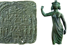 Plăcuţă de plumb cu reprezentarea Cavalerilor Danubieni descoperită în Transilvania (stânga), respectiv statuetă de bronz a zeiţei Libera de la Arcobara (Ilişua, jud. Bistriţa-Năsăud). MNIT, Cluj-Napoca, foto: Sergiu Odenie.