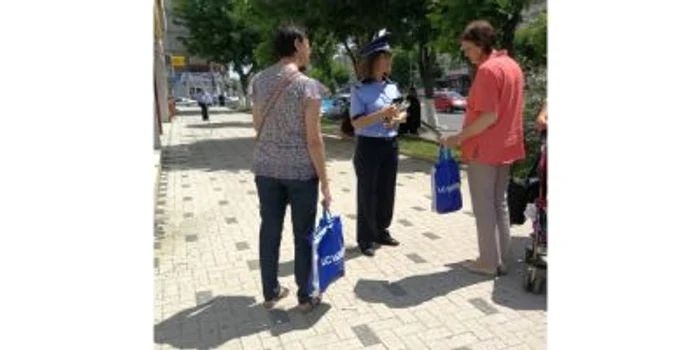 Poliţiştii au distribuit pliante FOTO IPJ Călăraşi