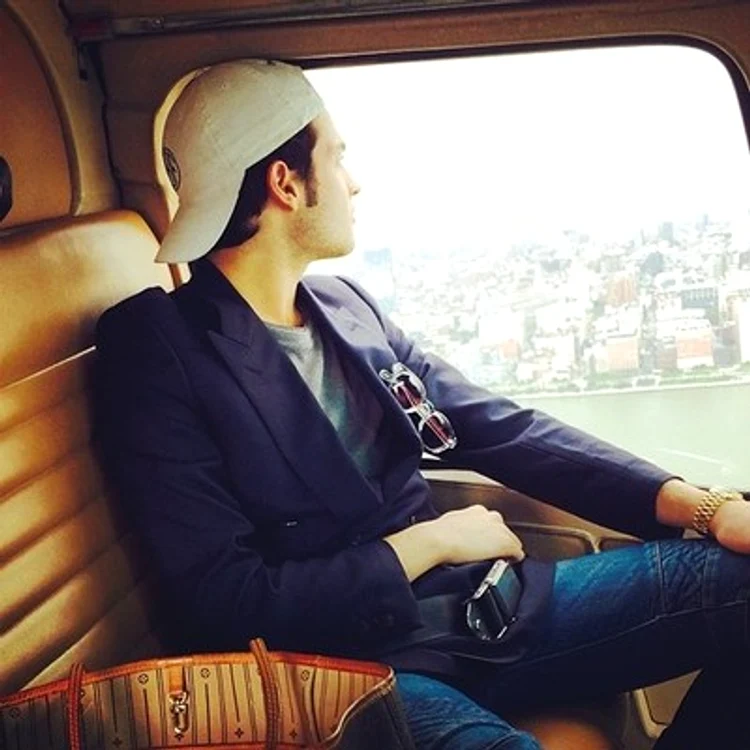 Tânărul evită aglomeraţia din Londra zburând cu elicopterul