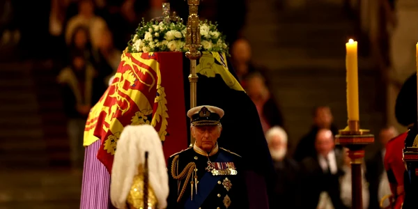  Charles, priveghi la sicriul Reginei Elisabeta FOTO Profimedia