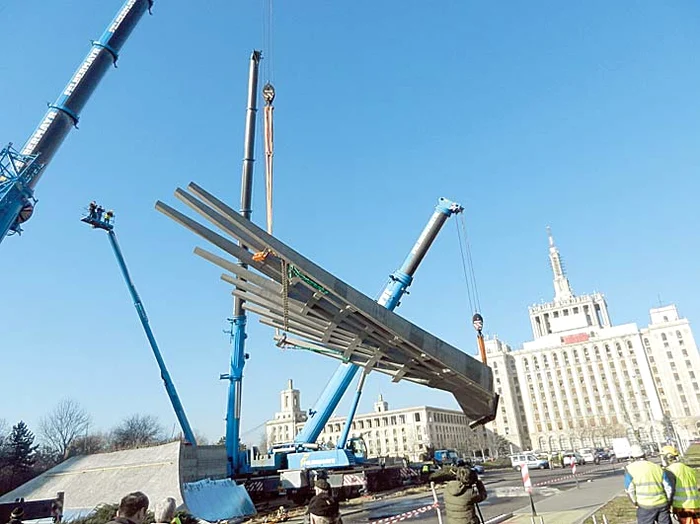 Deşi cântăreşte 29 tone, piesa a fost ridicată ca şi când ar fi fost un fulg