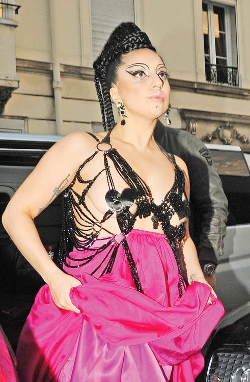 Cântăreaţa se plimba cu sânii la vedere în Paris, în ziua când a aflat de nenorocireFoto: Guliver, SplashNewa, AP