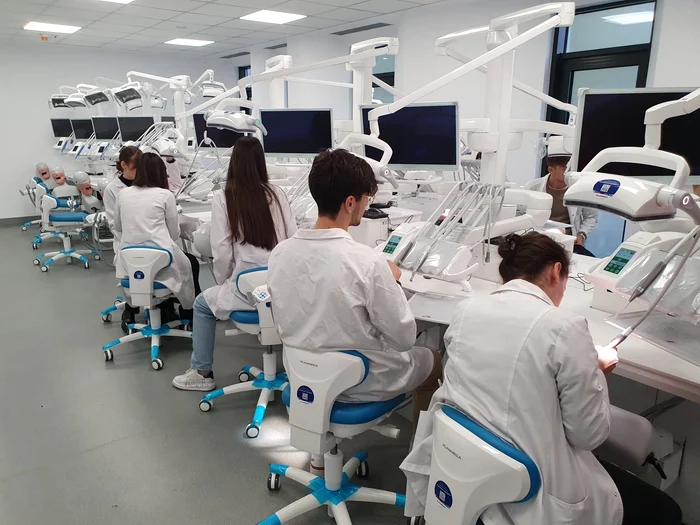 Simulatorul de intervenții stomatologice al Facultății de Stomatologie București