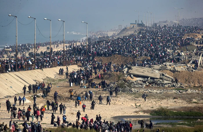 Palestinienii strămutați din centrul și sudul Fâșiei Gaza se întorc în nord FOTO EPA-EFE