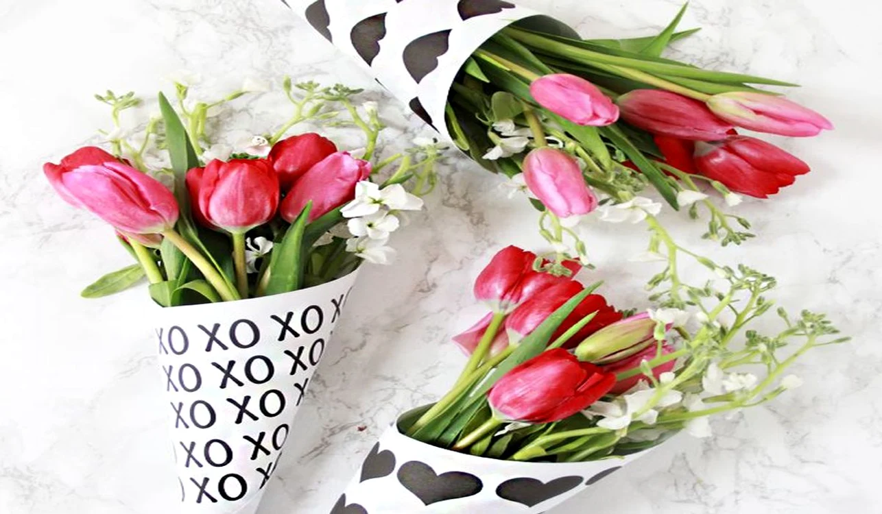 Florile se oferă cu cozile în jos, iar poziția lor trebuie să fie ușor oblică Foto: Shutterstock