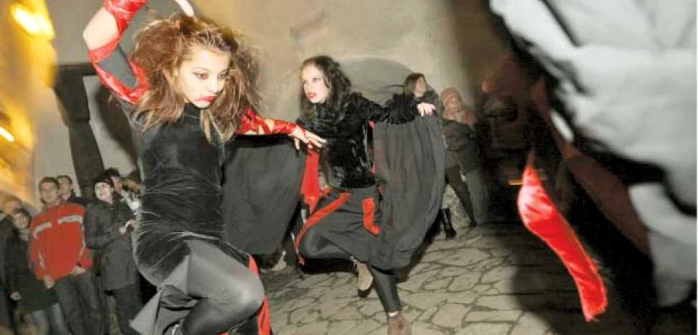 Petrecăreţii se costumează  în vampiri, la chefuri  