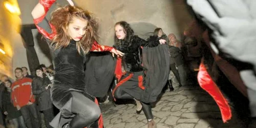 Petrecăreţii se costumează în vampiri, la chefuri