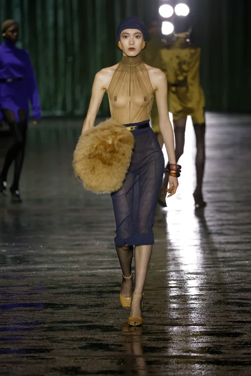 Manechin îmbrăcat într-o ținută Yves Saint Laurent, cu sânii goi