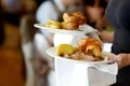 Chelnerita - servire restaurant FOTO 123 RF 