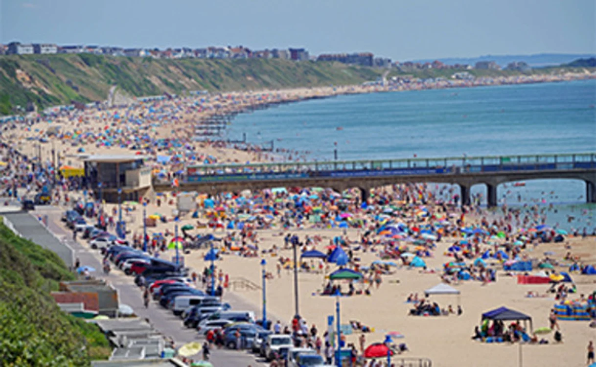 
    Britanicii au renunţat la măşti şi au luat cu asalt plaja Bournemouth, din sud-vestul AnglieiFoto: Profimedia  