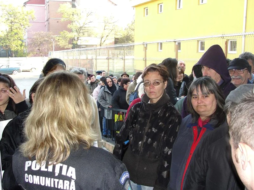Cozi de sute de oameni pentru subvenţia de încălzire