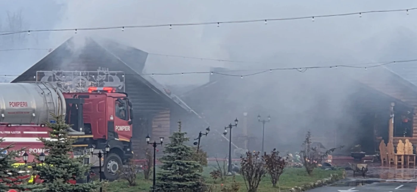 Pompierii au descoperit trupul femeii în pensiunea care ardea. FOTO: ISU Suceava