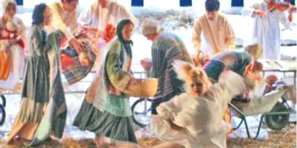 Ofelia Popii (prim-plan), într-o scenă din spectacol  