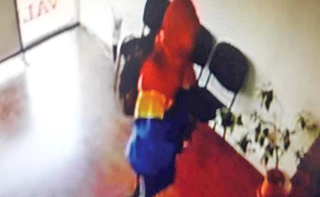 
    Hoţul era îmbrăcat în tricolor  