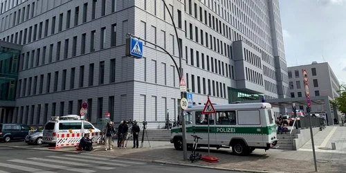 Poliţişti în faţa spitalului universitar Charité din Berlin