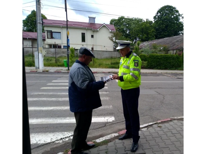 Pietonii, sfătuiţi de poliţişti să traverseze corect strada FOTO IPJ Călăraşi