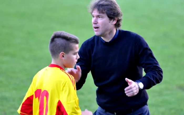 
    Raducioiu şi Ianis Hagi, căpitanul României U 16  