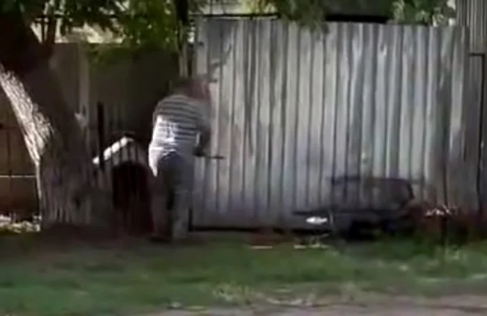 Bărbatul merge cu sapa la câine FOTO captură video TVA
