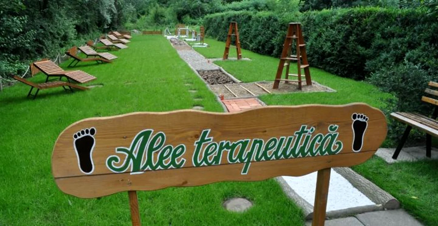 Pe aleea terapeutică, vizitatorii vor trece peste pietriş și piatră spartă FOTO arhivă Adevărul