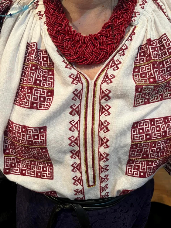 Cămășile tradiționale cusute de gălățence sunt adevărate opere de artă FOTO Altițe de Galați