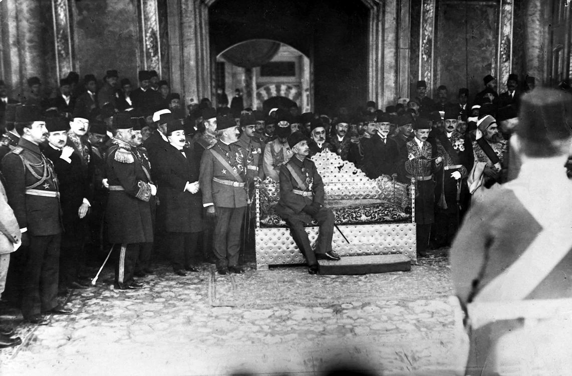Sultanul Mehmed VI Vaheddedin primind înalţi demnitari,  în 1918