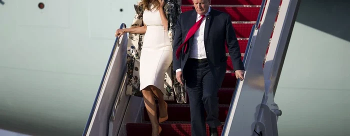 Donald şi Melania Trump coborând de la bordul Air Force One FOTO Guliver/ Getty Images