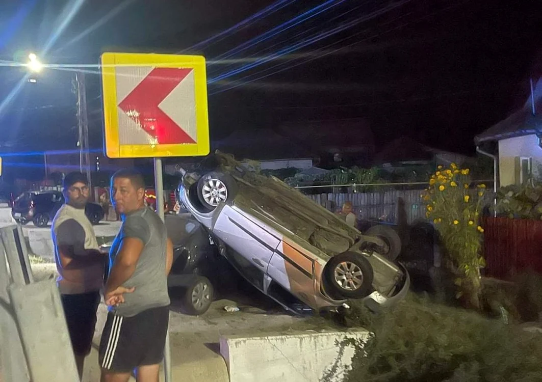 Maşina s-a răsturnat după ce a lovit un cap de pod                                              Foto: Facebook